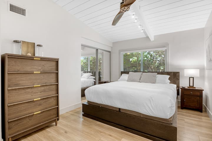 Основната спална соба има брачен кревет (широк 150-179 см) и сопствена бања.