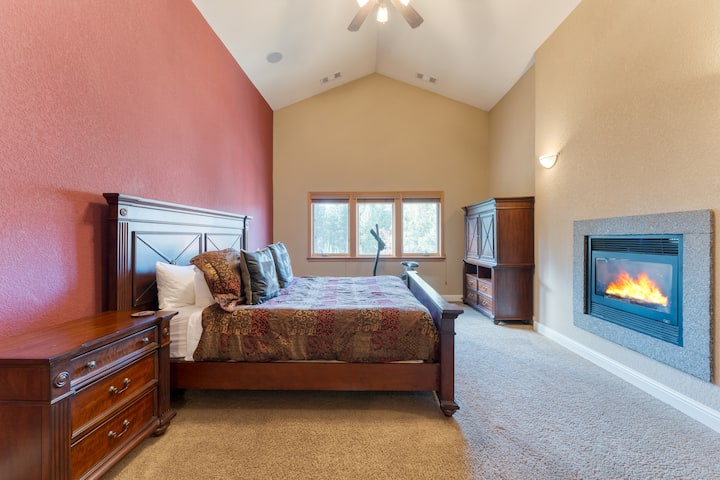 Ძირითადი საძინებელი არის პირველი ძირითადი ფლიგელი და აღჭურვილია კალიფორნიის დიდი საწოლით, ბუხრით და სააბაზანოთი.