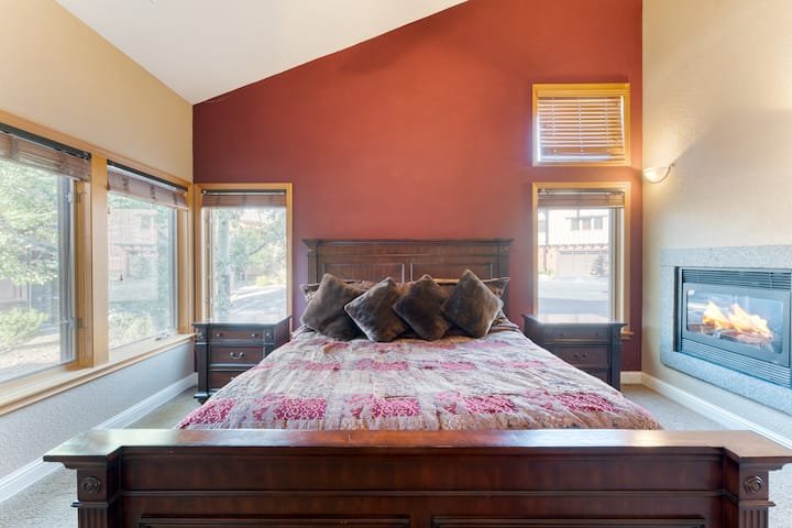 Საძინებელი 2 არის მეორე ძირითადი ფლიგელი და აღჭურვილია კალიფორნიის დიდი საწოლით, ბუხრით და სააბაზანოთი.