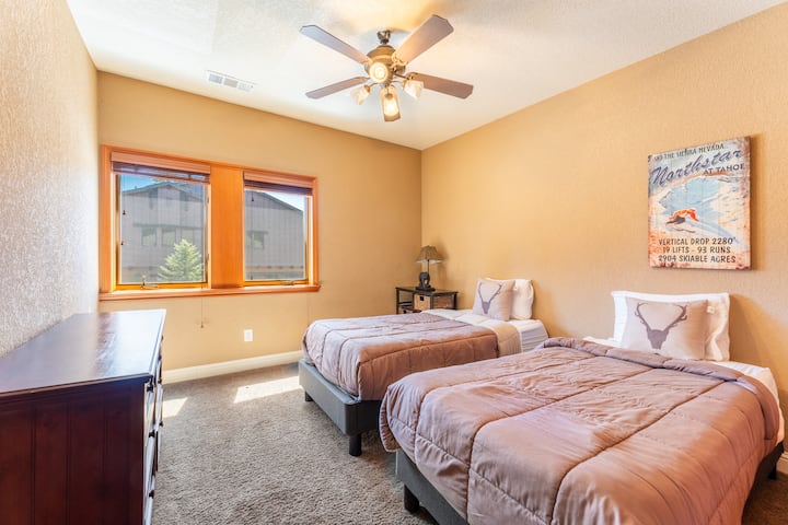 Საძინებელში 4 არის ორი ერთადგილიანი საწოლი.