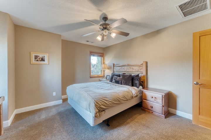 3 საძინებელში არის საწოლი 152 × 203 სმ.