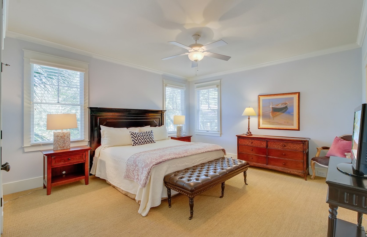 Spavaća soba 3 ima bračni krevet (1,8x2) i zajedničku kupaonicu.