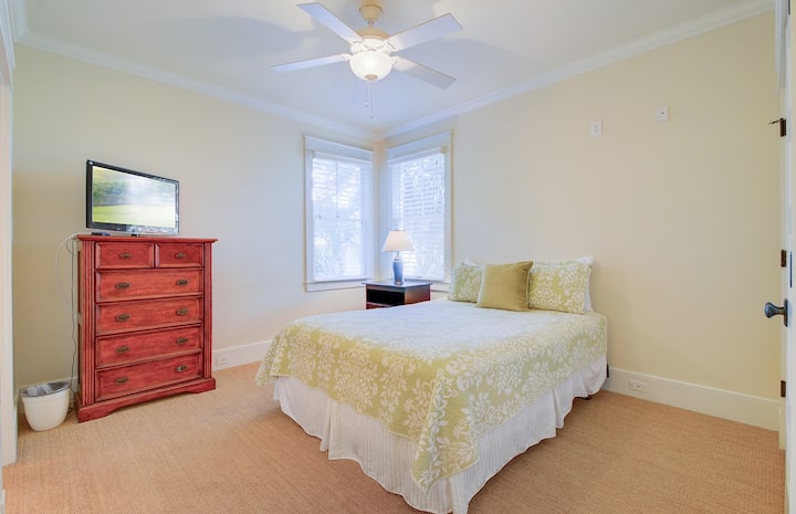 تحتوي غرفة النوم 5 على سرير بحجم كبير.