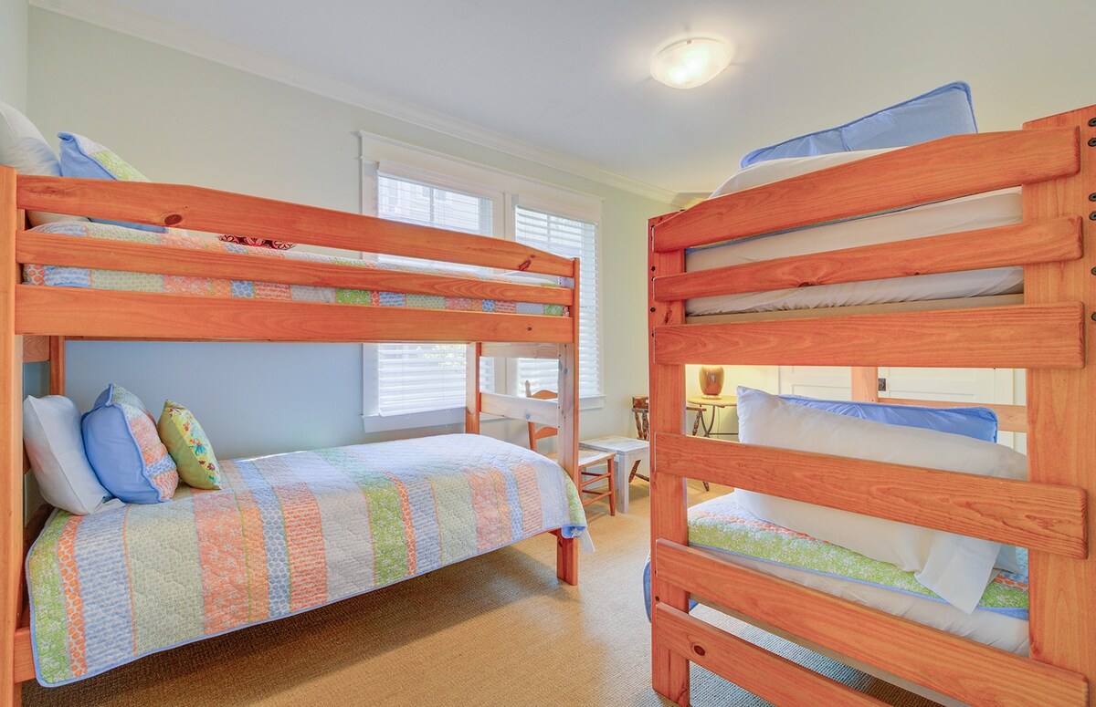 Spavaća soba 4 sadrži dva kreveta na kat.