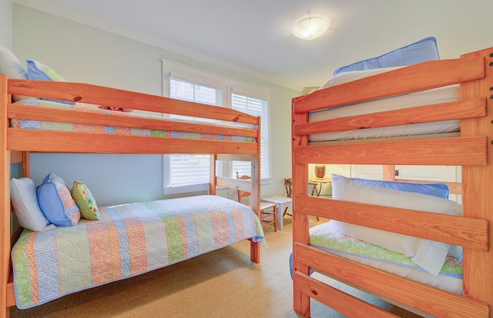 تحتوي غرفة النوم 4 على سريرين بطابقين.