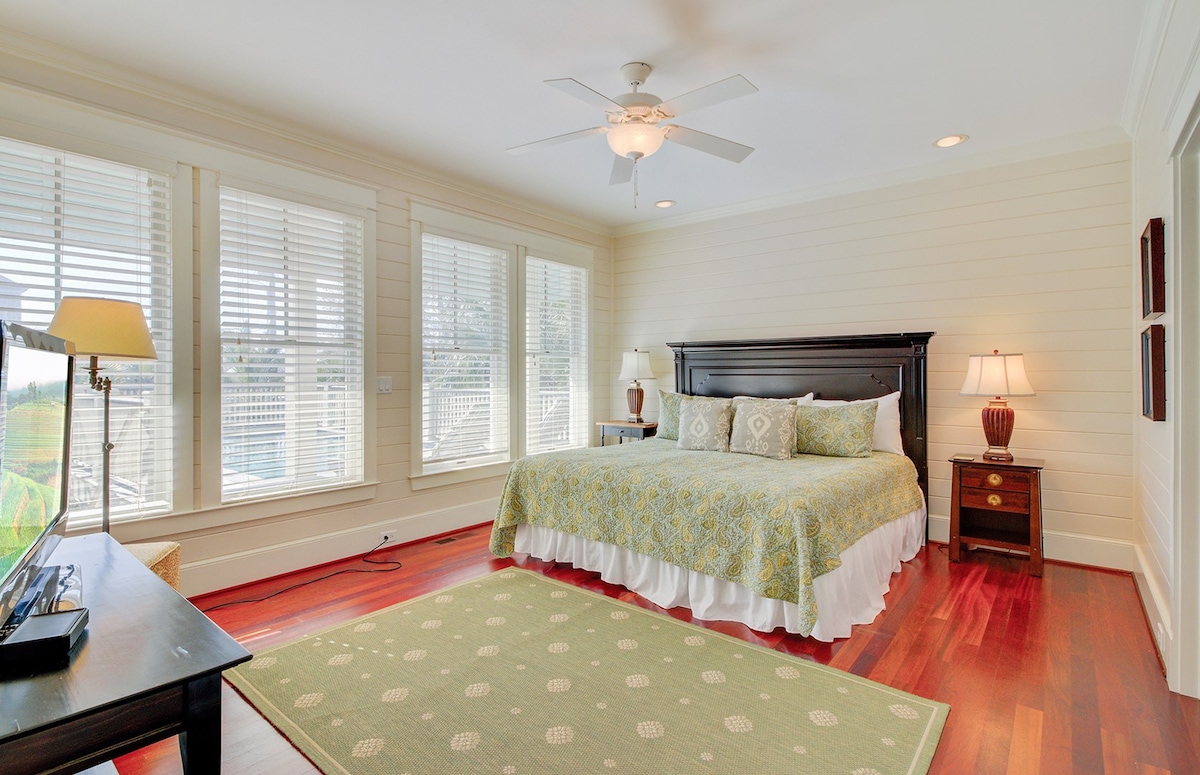 Spavaća soba 6 ima bračni krevet (1,8x2) i privatnu kupaonicu.