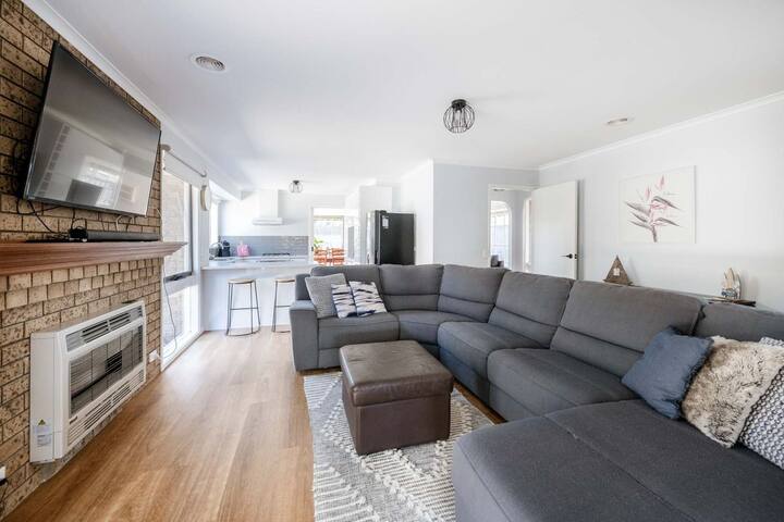 Endeavour Family Beach House gallery image 2