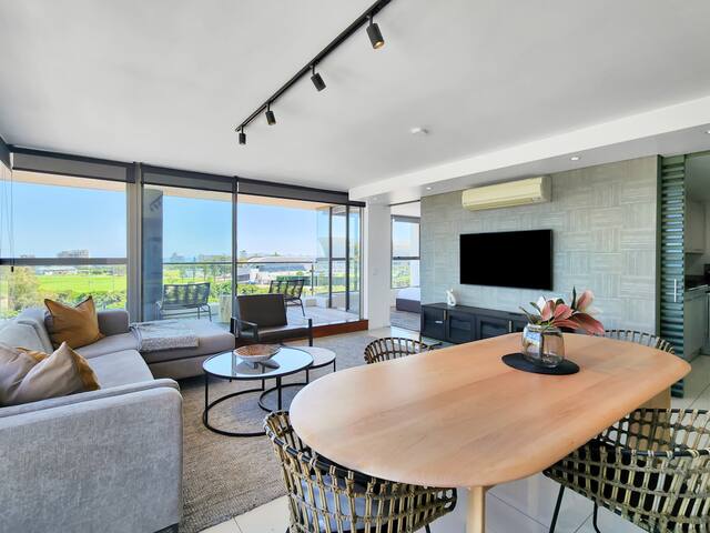 Luxurious 2 Bed In Greenpoint Rooftop pool & Views gallery image 5