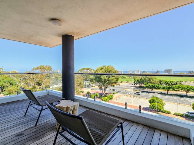 Luxurious 2 Bed In Greenpoint Rooftop pool & Views gallery image 2
