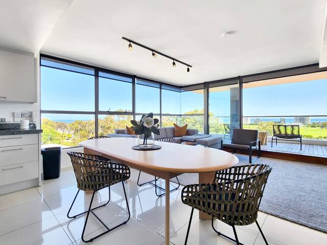 Luxurious 2 Bed In Greenpoint Rooftop pool & Views gallery image 3