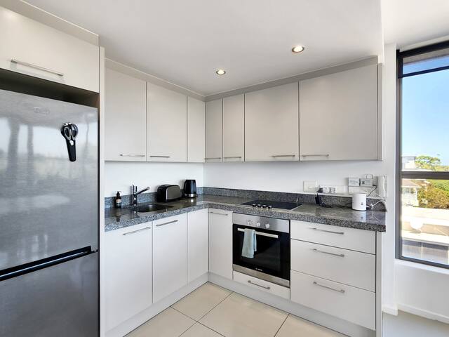 Luxurious 2 Bed In Greenpoint Rooftop pool & Views gallery image 4