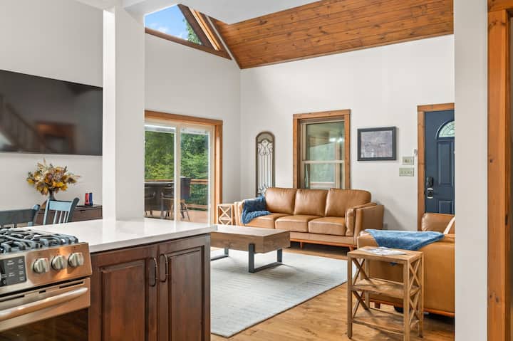 9 Oaks Log Cabin | Private Pool, Hot Tub + Lake - Brown County, IN