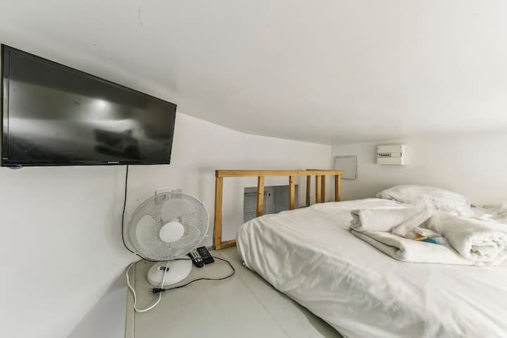 Dormitorio con cama matrimonial