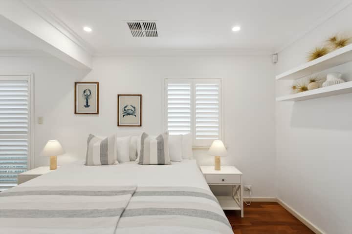 Spálňa 3 - spálňa s manželskou posteľou alebo 2 oddelenými posteľami. Túto posteľ je možné premeniť na dve jednolôžka. 