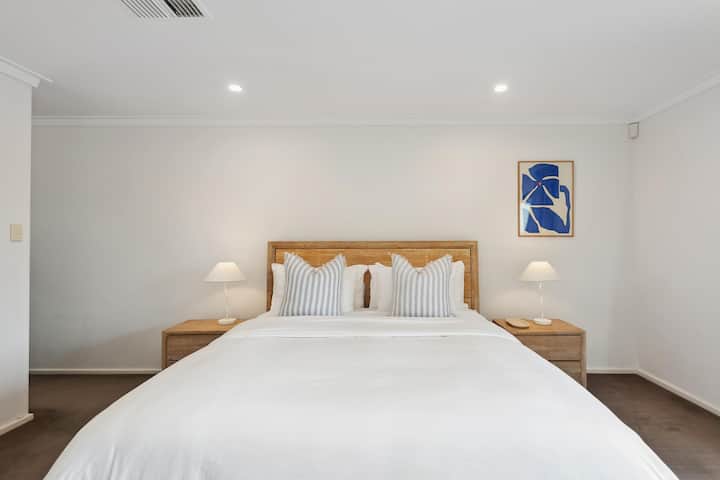 Hlavná spálňa - nachádza sa na hornom poschodí s vlastným balkónom + priestrannou prechádzkou v župane.