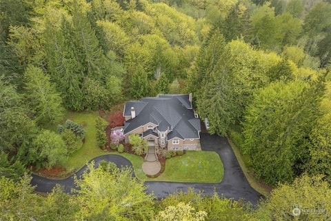 Cascadia Family Mansion, Hot Tub, Game Room, Gym!