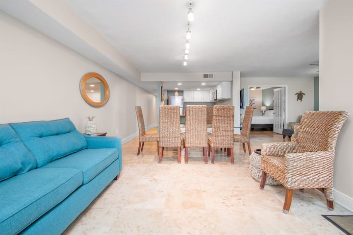 Eneo la kukaa linaloangalia chumba cha kulia chakula