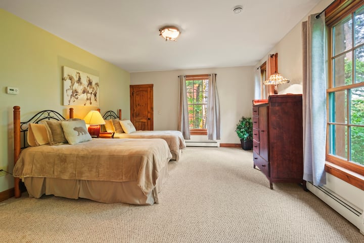 Burudani haisimami katika chumba cha kulala chenye starehe chenye vitanda viwili vya mtu mmoja.