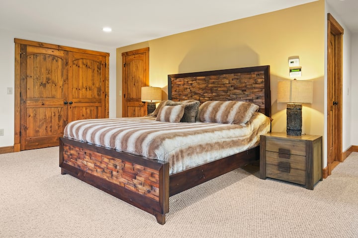 Starehe kama za risoti zinasubiri katika vyumba vyote vitano vya kulala.