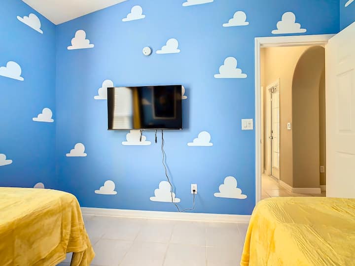 سريران مفردان مريحان في أجواء ممتعة من قصة لعبة.