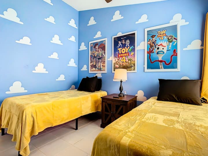 سريران مفردان مريحان في أجواء ممتعة من قصة لعبة.