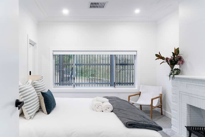 สัมผัสความสูงของความสะดวกสบายด้วยเตียงคิงไซส์ทีวีและห้องน้ำในตัว