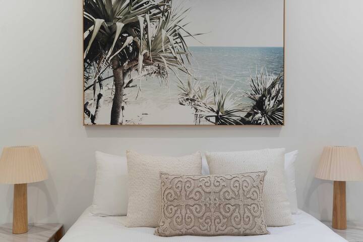 ผสมผสานความสะดวกสบายและมีสไตล์ในห้องนอนควีนไซส์ที่มีตู้ทันสมัยออกแบบมาเพื่อเพิ่มพื้นที่อยู่อาศัยของคุณ