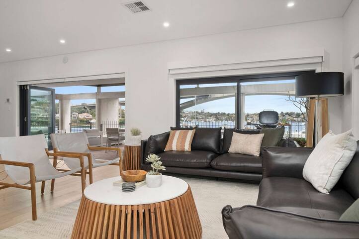Sydney Harbour-Front Home With Views & Parking gallery image 3