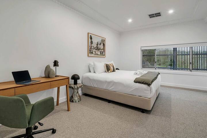 เพลิดเพลินกับการผสมผสานที่ลงตัวของความหรูหราและการใช้งานจริงด้วยเตียงคิงไซส์พื้นที่ทำงานห้องน้ำในตัวและตู้ทันสมัย