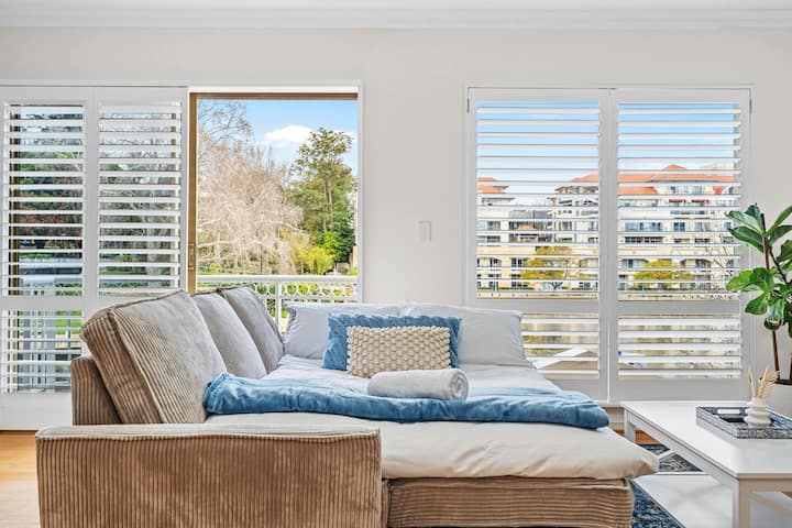 Hampton-style Waterfront Mansion: 3-storeys Of Lux - Victoria Park