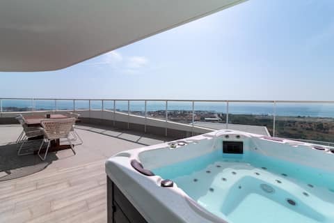 Luxury penthouse with private jacuzzi and sea view