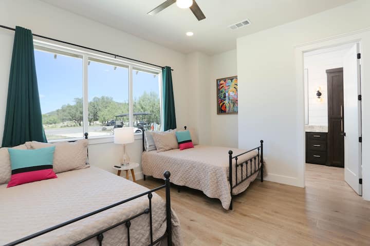 Оваа удобна спална соба има два полни кревета со меки јоргани и живописни перници