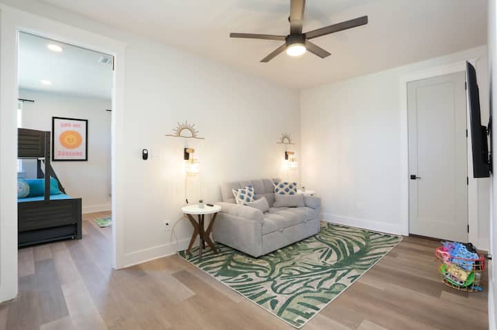 Опуштете се во овој шармантен простор за одмор, совршен за гледање телевизија или читање книга. Удобното љубовно седиште и мекото осветлување создаваат топол и привлечен простор. Овој простор беспрекорно се поврзува со спалната соба во близина, што го прави идеално место за опуштање додека се задржува