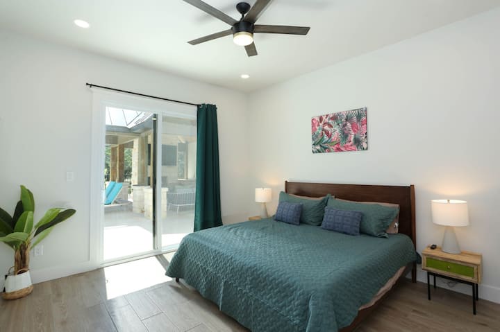 Опуштете се во оваа мирна спална соба со удобен кревет, пристап до поплочен двор и смирувачка природна светлина.