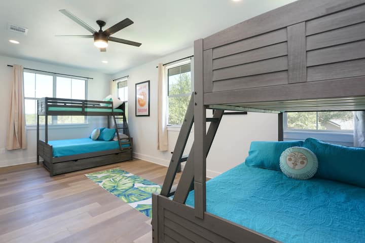 Оваа пространа соба има два кревета на спрат, двокреветна соба и приватна бања, совршена за повеќе гости.