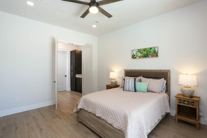 Мирна спална соба, со удобен кревет и мек, смирувачки декор. Приватната бања е само неколку чекори подалеку, обезбедувајќи удобност и приватност.