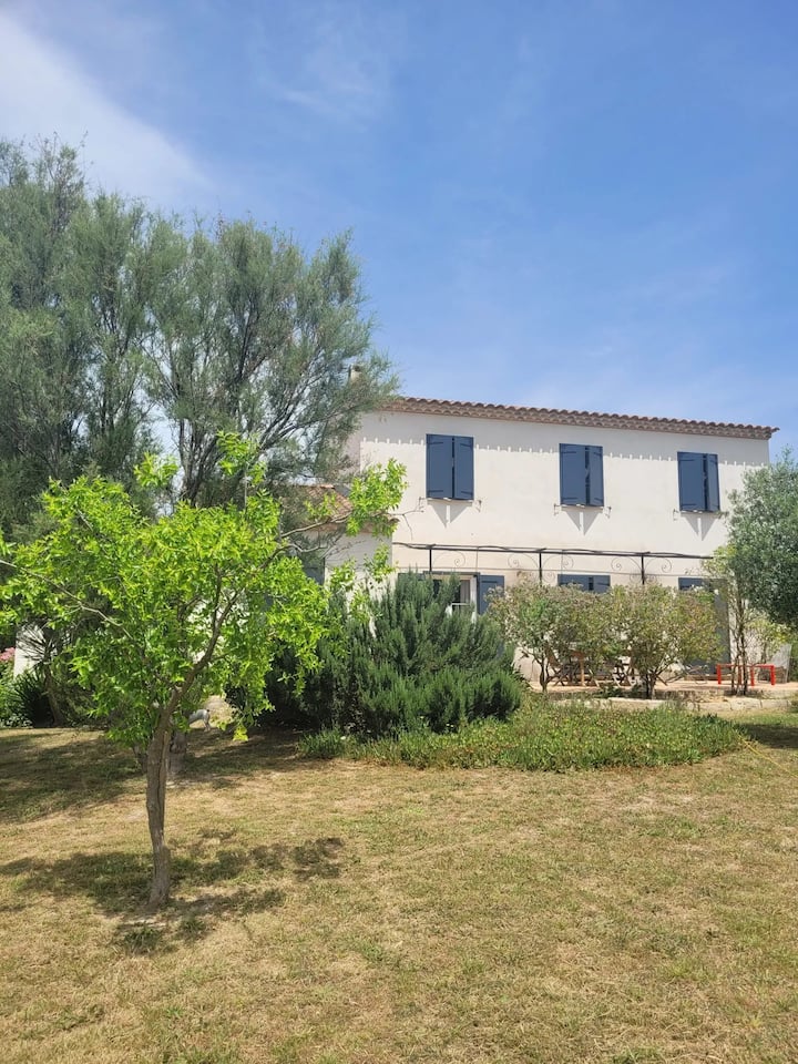 Villa à Arles Avec Piscine Privée. - Arlés