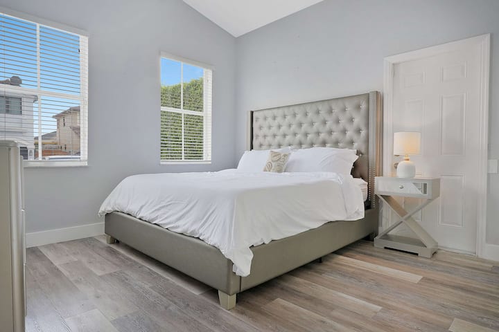 Kukiwa na dari za juu, televisheni iliyowekwa ukutani na godoro la plush ambalo linafaa kwa mfalme, hakutakuwa na chochote isipokuwa ndoto tamu kutoka kwa starehe za chumba hiki cha kulala.