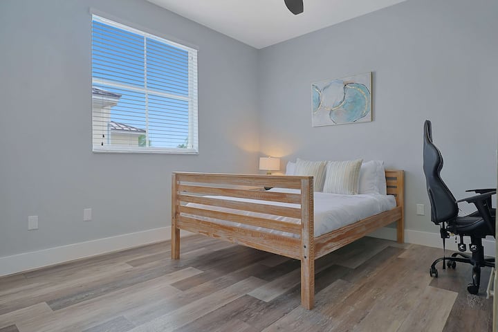 Je, unahisi unajifunza? Unahitaji nafasi ya kumaliza kazi fulani? Chumba hiki cha kulala kina kitanda cha watu wawili pamoja na kituo cha kazi kwa wale wanaohitaji sehemu ya kufanya kazi fulani.