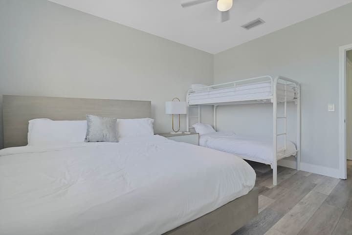 Kukiwa na kitanda cha ukubwa wa kifalme na kitanda cha ghorofa, kuna sehemu nyingi za kulala zinazopatikana katika chumba hiki cha kulala ili kutoshea makundi makubwa na familia zilizo na watoto wadogo.