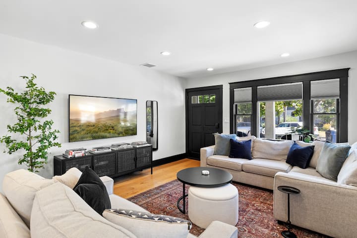 Charming 2BR in Heart of LA with Spacious Backyard