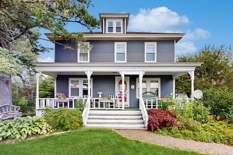 6-BR Charming Coastal Retreat with Ocean Views