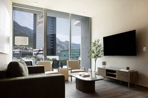 Sleek Apartment with Mountain views, Pool & Gym