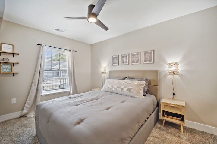 Trascorri una giornata pigra nel letto matrimoniale della nostra camera da letto in più. Guarda un po' di TV e ordina cibo da asporto