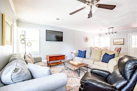 Successful Airbnb property: Home Gym | TV in all BRs | Walk-in Shower in Colonial Acres