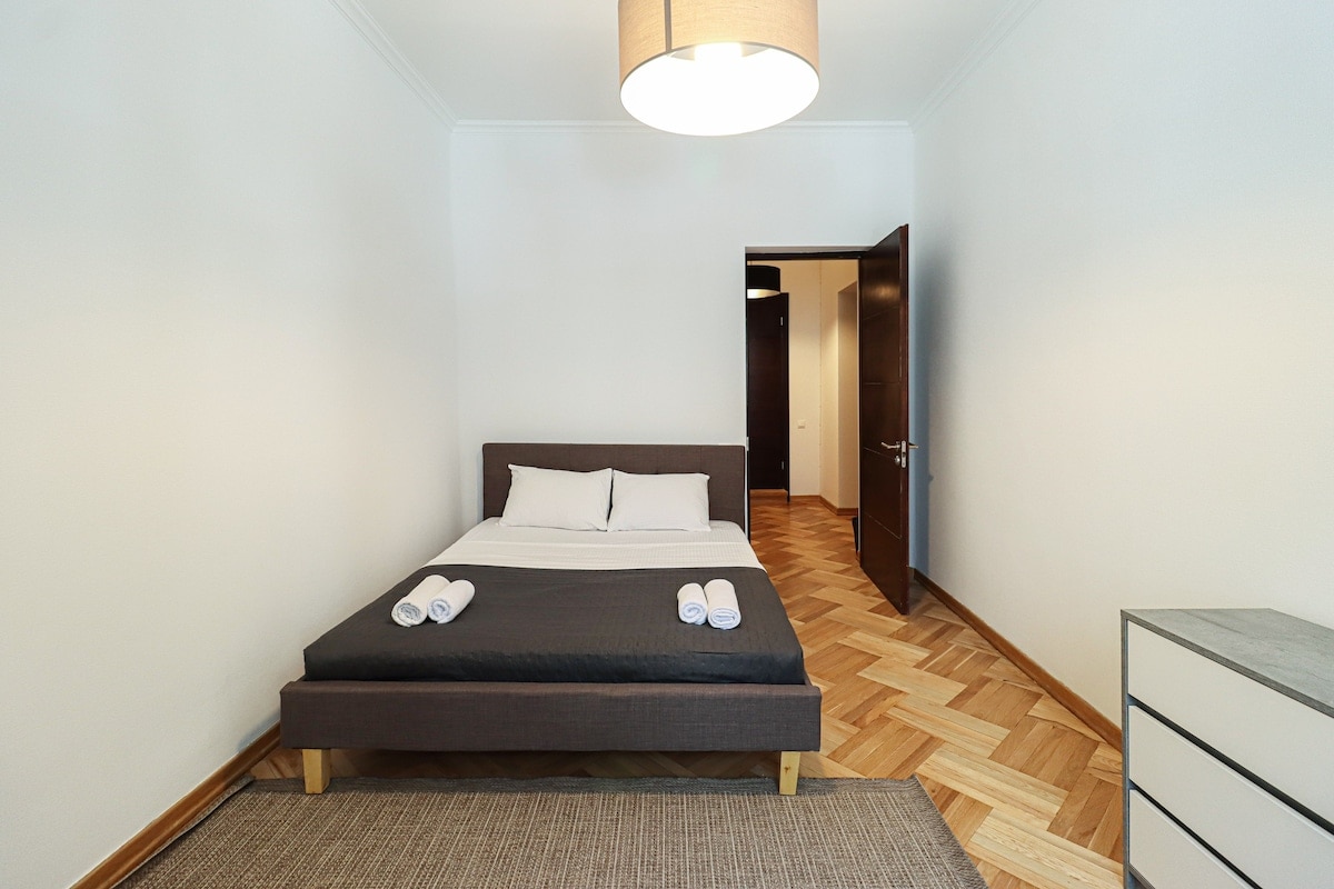 Odpočívajte v pohodlnej manželskej posteli s čistou posteľnou bielizňou na útulný spánok.