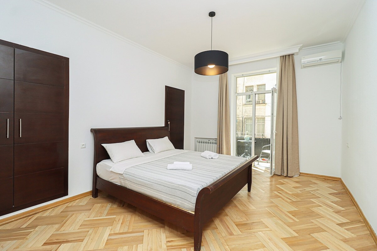 Táto elegantná spálňa ponúka manželskú posteľ oblečenú v prvotriednej hotelovej kvalite, ktorá je doplnená veľkorysým šatníkom a modernou klimatizáciou. Súkromný balkón poskytuje dokonalé útočisko na oddych a spoznávanie okolia.