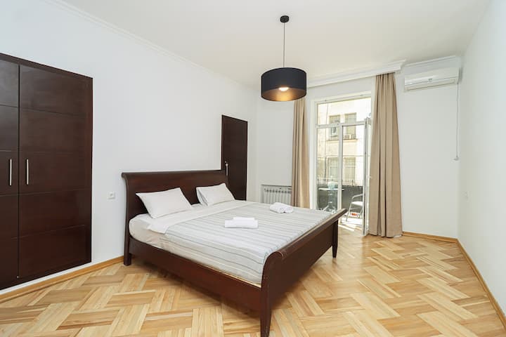 Ova elegantna spavaća soba ima bračni krevet odjeven u vrhunsku hotelsku posteljinu, upotpunjen velikodušnim ormarom i modernim klima-uređajem. Privatni balkon savršeno je utočište za opuštanje i uživanje u okruženju.