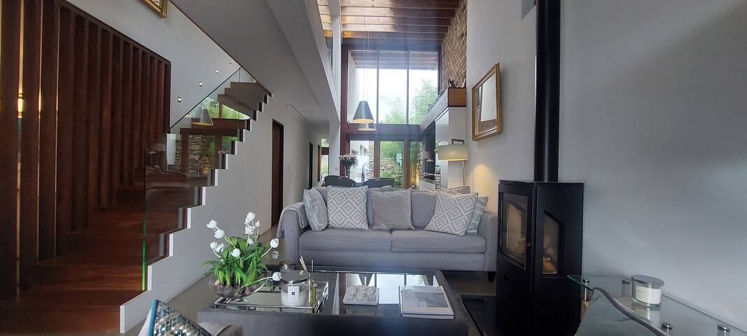 Sophisticated Seafront 3BD+Suntrap Landscaped Yard gallery image 2