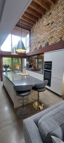 Sophisticated Seafront 3BD+Suntrap Landscaped Yard gallery image 3